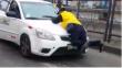 Conductor de taxi colectivo embiste a fiscalizador de transporte en San Juan de Lurigancho